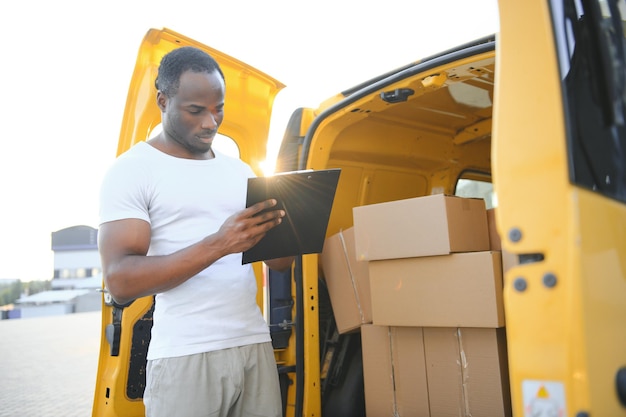 Vehículo de entrega logística y hombre con papel de clipboard o lista de verificación para la distribución de productos en stock