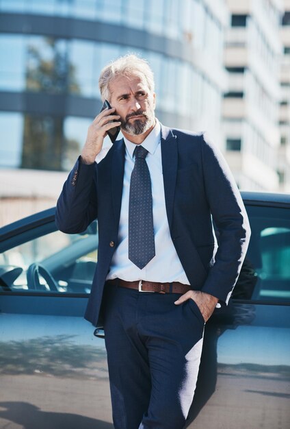 Vehículo de gerente de coche de lujo móvil de teléfono celular de hombre de negocios senior