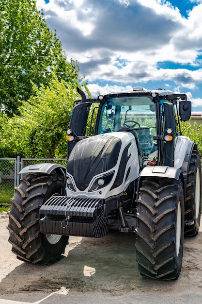 Vehículo industrial agrícola para la cosecha. Máquina agrícola de ruedas grandes.