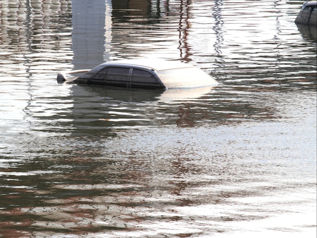 Foto vehículo inundado