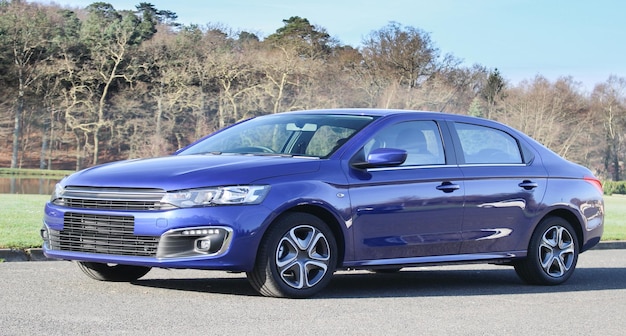 Vehículo de lujo al aire libre moderno coche azul