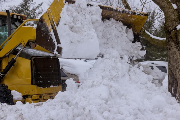 Vehículo quitanieves quitando la nieve en la carretera durante la tormenta de nieve de invierno
