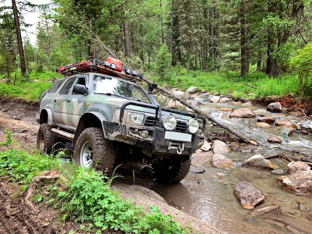 Vehículo todoterreno va por el camino de montaña, Altai