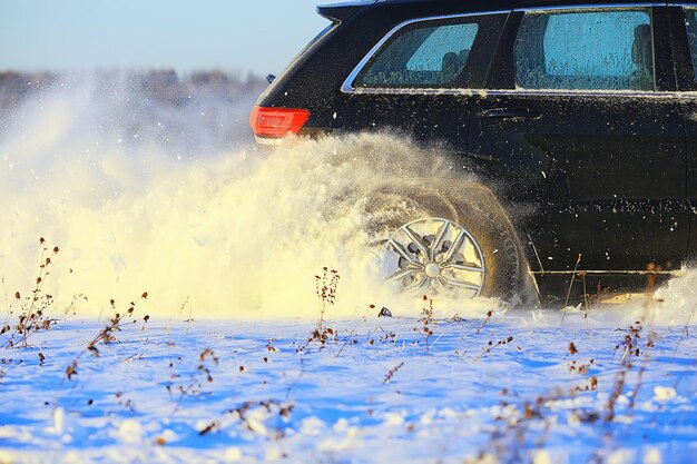 vehículo todoterreno deriva en el campo de nieve aventura invierno velocidad naturaleza