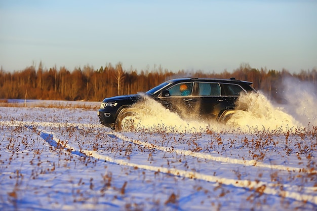 vehículo todoterreno deriva en el campo de nieve aventura invierno velocidad naturaleza