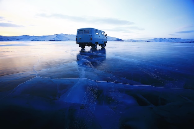 vehículo todoterreno en el hielo del lago baikal, olkhon travel extreme road auto en invierno