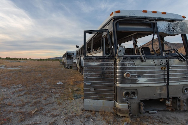 Vehículos abandonados en el campo contra el cielo
