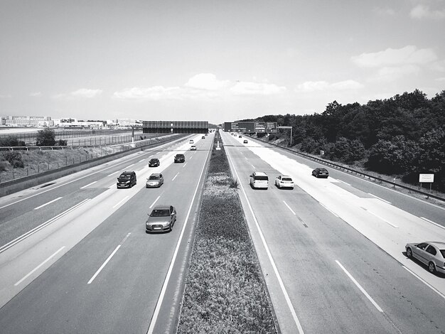 Foto vehículos en la autopista contra el cielo