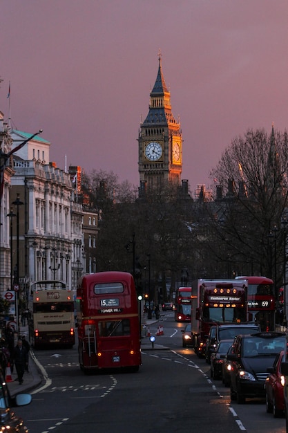 Foto vehículos en la calle contra el big ben al atardecer