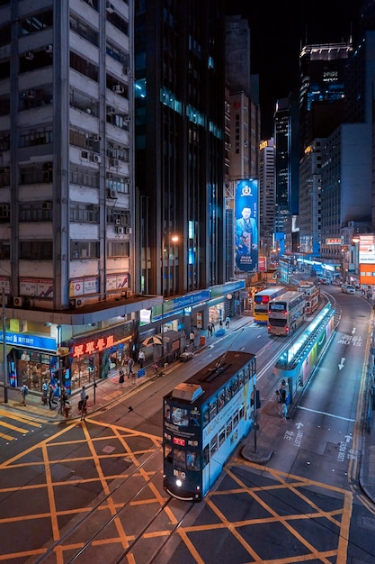 Foto vehículos en la carretera en una ciudad iluminada por la noche