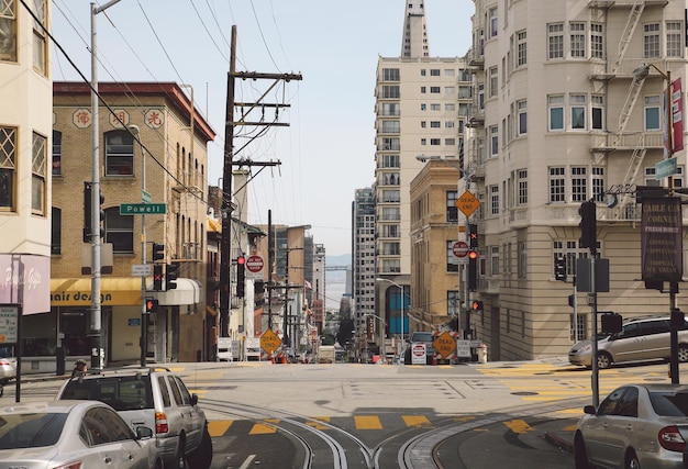 Foto vehículos en la carretera contra edificios en la ciudad