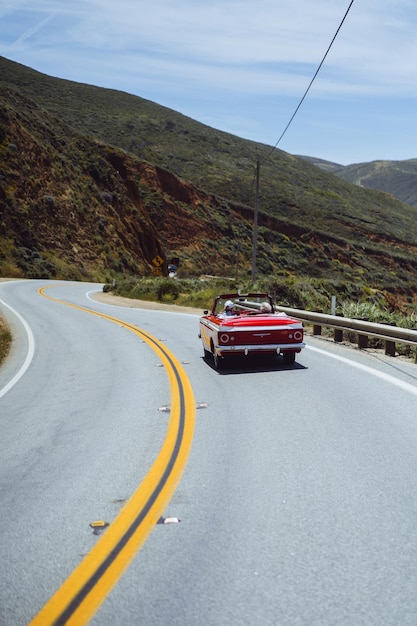 Foto vehículos en carretera contra montaña