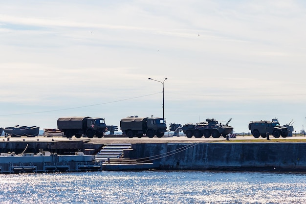 Vehículos militares en un muelle en Kronstadt Rusia