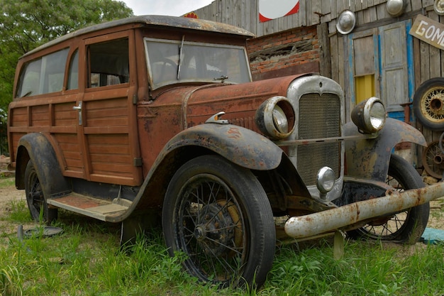 Foto vehículos viejos abandonados y deteriorados en uruguay