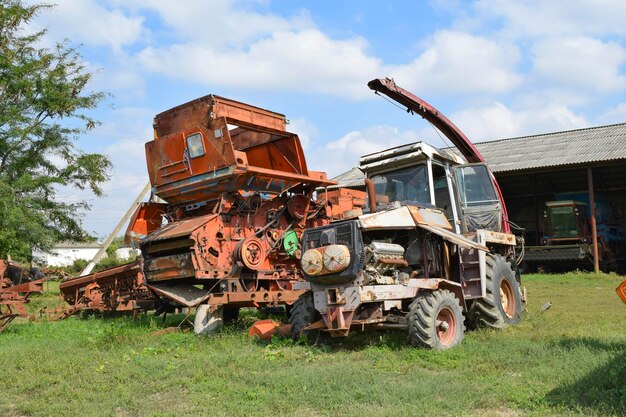 Foto veículo abandonado em campo agrícola contra o céu