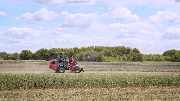 Veículo agrícola Agricultor em trator Equipamento agrícola Máquina agrícola