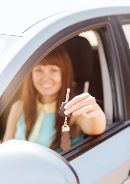 veículo, aluguel, conceito automotivo - mulher feliz segurando a chave do carro