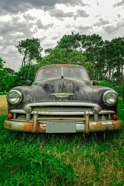 Foto veículo clássico abandonado do uruguai.
