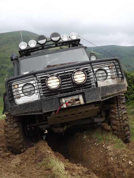 Veículo off-road na lama profunda em viagem de aventura na montanha