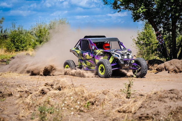 Veículo off-road UTV chutando areia na duna Extreme adrenalina 4x4