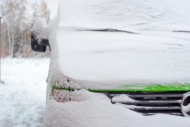 Veículos cobertos de neve na nevasca de inverno