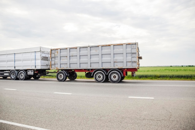 Veículos de carga na pista Carro de carga Caminhão