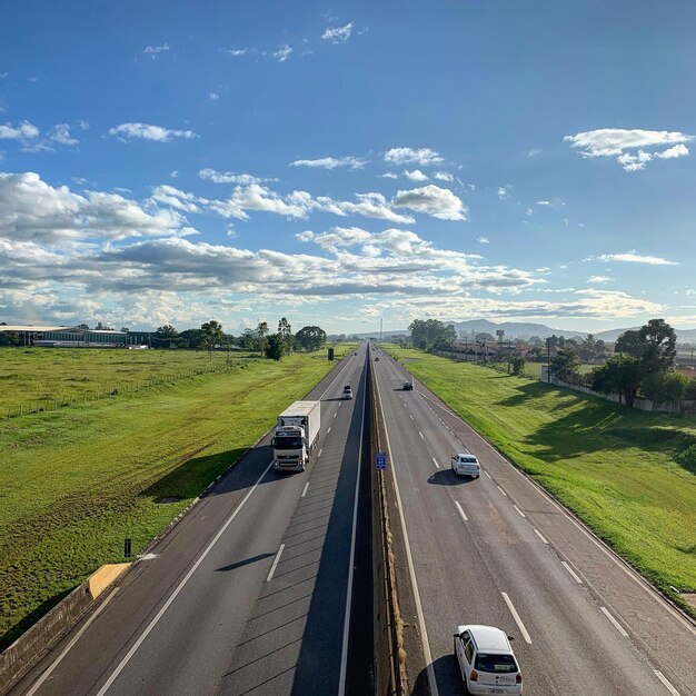 Foto veículos na auto-estrada contra o céu