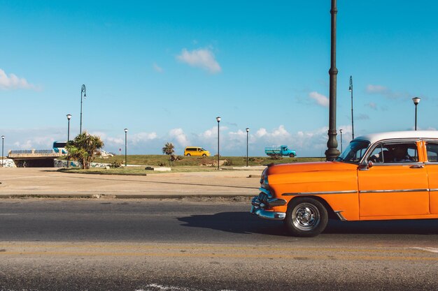 Foto veículos na estrada contra o céu azul