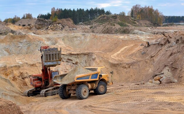 Foto veículos no local de construção