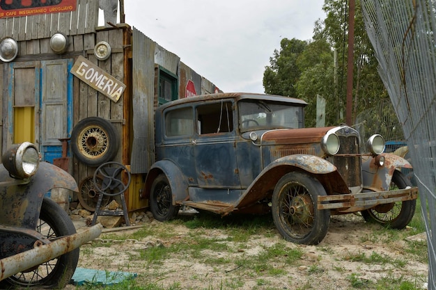 Veículos velhos abandonados e deteriorados no Uruguai