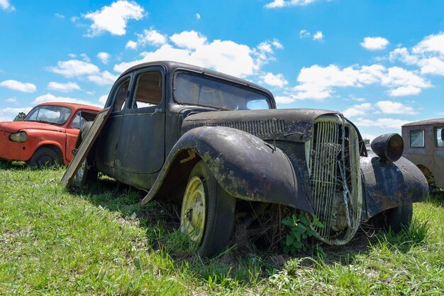 Veículos velhos abandonados e deteriorados no Uruguai