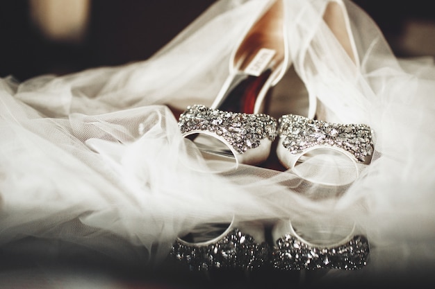 Veil deckt Brautschuhe reich mit Silber und Kristallen verziert