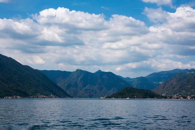 Veiw do belo lago Como na Itália no verão