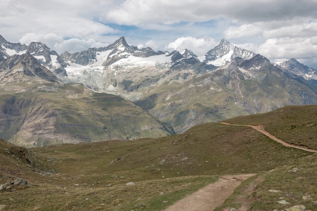 Veja a cena das montanhas do close up no parque nacional de Zermatt, Suíça, Europa. Paisagem de verão, clima ensolarado, céu azul dramático e dia ensolarado