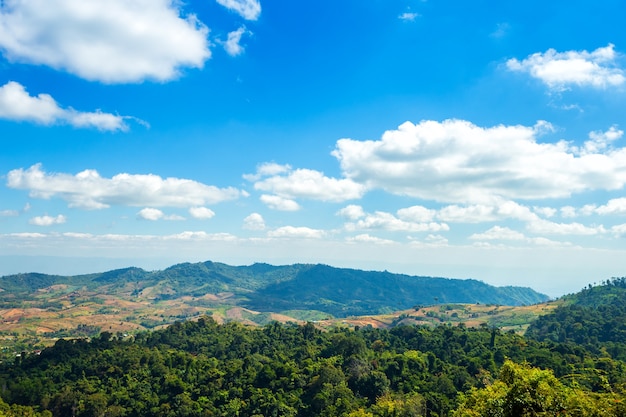 Veja a cordilheira na fuga de natureza no parque nacional de Khao Kho em Phetchabun, Tailândia.