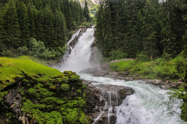 Veja a inspiradora cachoeira de Krimml nas montanhas em dia de verão. Trekking no Parque Nacional Hohe Tauern, Áustria