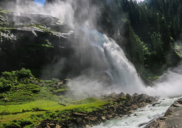 Veja a inspiradora cachoeira de Krimml nas montanhas em dia de verão. Trekking no Parque Nacional Hohe Tauern, Áustria