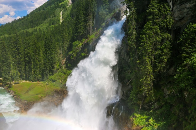 Veja a inspiradora cachoeira de Krimml nas montanhas em dia de verão. Trekking no Parque Nacional Hohe Tauern, Áustria