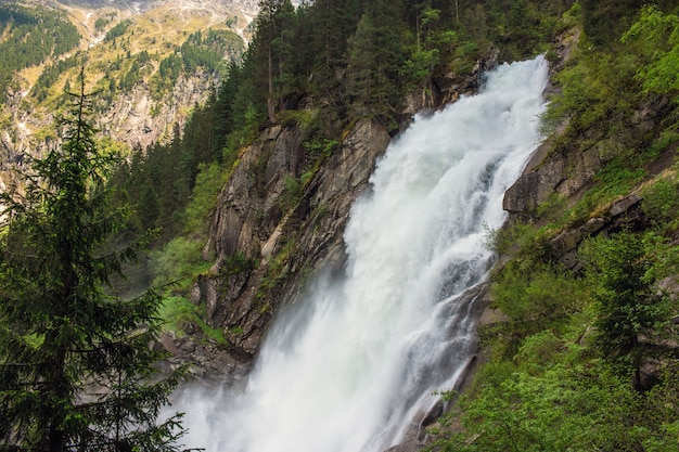 Veja a inspiradora cachoeira de Krimml nas montanhas em dia de verão. Trekking no Parque Nacional Hohe Tauern, Áustria