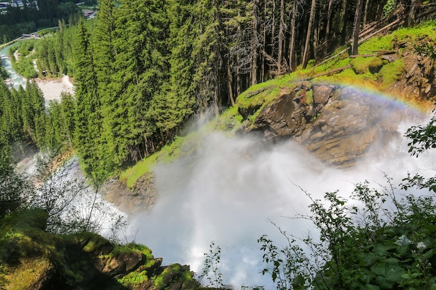 Veja a inspiradora cachoeira de Krimml nas montanhas em dia de verão. Trekking no Parque Nacional Hohe Tauern, Áustria