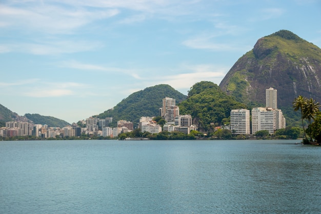 Foto veja a lagoa rodrigo de freitas no rio de janeiro, brasil.