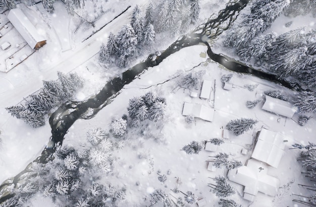 Veja a paisagem aérea de inverno nas belas montanhas cobertas de neve