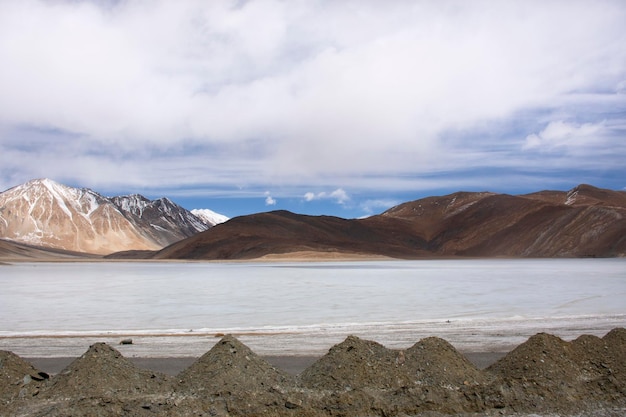 Veja a paisagem com as montanhas do himalaia e o lago de pastagem alta pangong tso enquanto a temporada de inverno para viajantes indianos e tibetanos e estrangeiros viajam em leh ladakh em jammu e caxemira índia