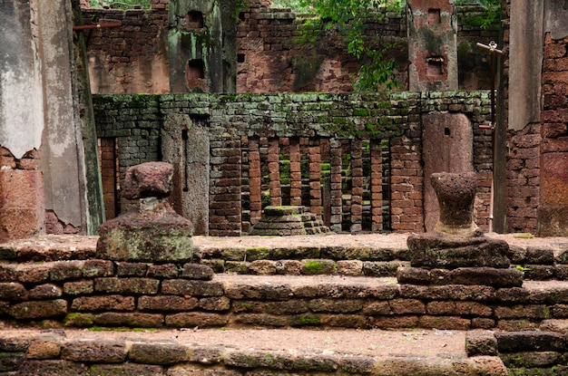 Veja a paisagem da estátua de Buda em Wat Phra Non no antigo edifício e ruínas da cidade de Kamphaeng Phet Historical Park é um sítio arqueológico e área de Aranyik em Kamphaeng Phet Tailândia