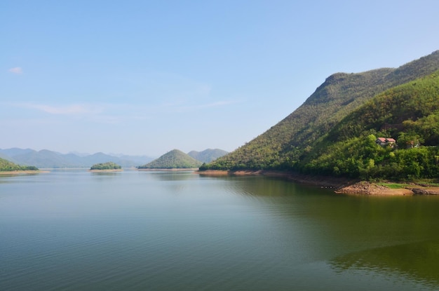 Veja a paisagem da ilha, do lago, do rio e da selva da floresta montanhosa para tailandeses e viajantes estrangeiros, visite e acampe, relaxe na represa de Kaeng Krachan e no Parque Nacional em Phetchaburi, Tailândia