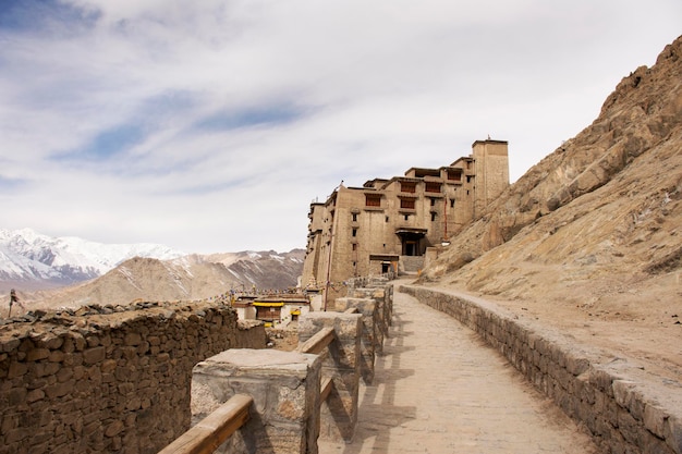 Veja a paisagem do Mosteiro Leh Stok ou Palácio Stok Gompa na Aldeia Leh Ladakh durante a temporada de inverno em Jammu e Caxemira Índia