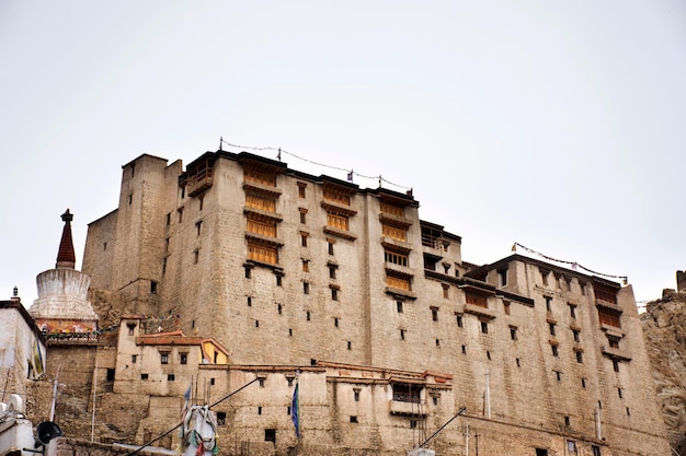 Veja a paisagem do Mosteiro Leh Stok ou Palácio Stok Gompa na Aldeia Leh Ladakh durante a temporada de inverno em Jammu e Caxemira Índia