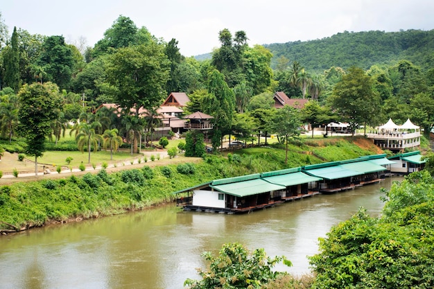 Veja a paisagem e a jangada flutuando no rio si sawat ou khwae kwai com a floresta de montanha da passagem do fogo do inferno no Parque Nacional da Cachoeira Sai Yok para visita de viagem na caverna Tham krasae em Kanchanaburi Tailândia