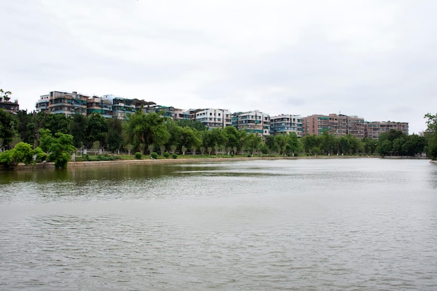Veja a paisagem e a lagoa de água do jardim no parque público de Zhongshan para o povo chinês e a visita do viajante relaxe na cidade de Shantou ou Swatow em 9 de maio de 2018 em Guangdong China