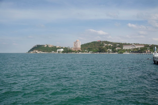 Veja a paisagem e a marinha do mar de andaman na praia de Bangsan com vista para o fundo da montanha Khao Sam Muk de Laem Thaen Cape em Chonburi Tailândia